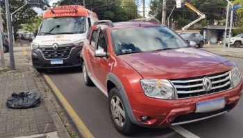 Motociclista ferido em acidente em Curitiba — Foto: Cristiano Vaz/ Banda B