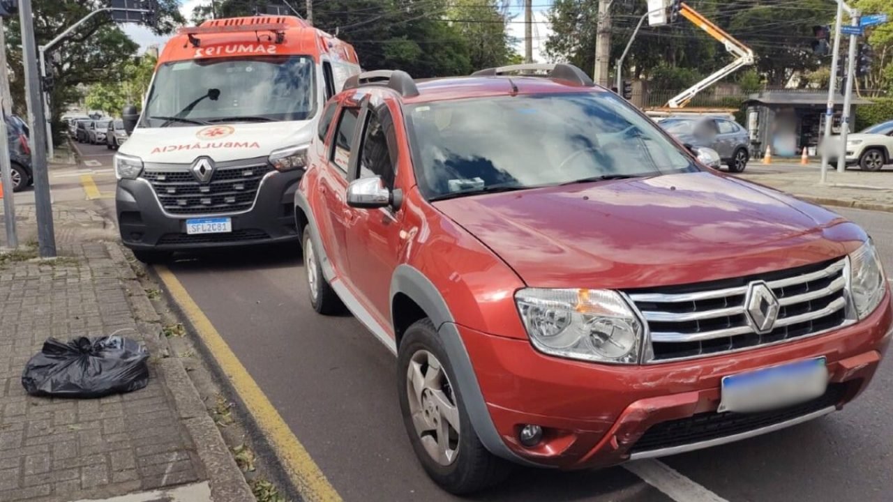 Motociclista ferido em acidente em Curitiba — Foto: Cristiano Vaz/ Banda B