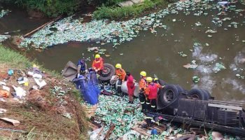 Caminhão tombado na BR-376