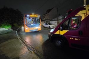 acidente-onibus-moto-motociclista-ferido-cajuru-curitiba-960x592-1