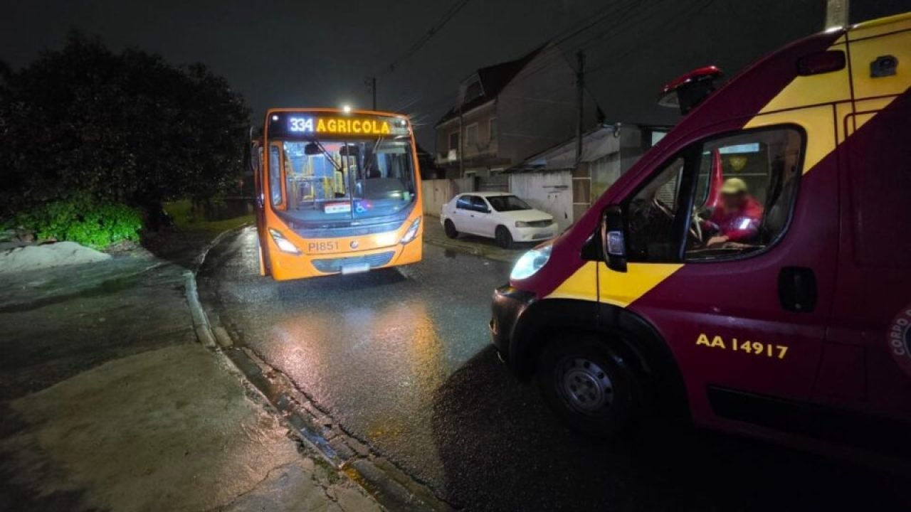 acidente-onibus-moto-motociclista-ferido-cajuru-curitiba-960x592-1
