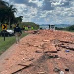 Foto: Acidente com carga de tijolos causa interdição parcial da BR-277, em Guara