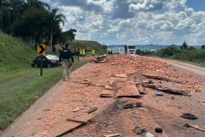 Foto: Acidente com carga de tijolos causa interdição parcial da BR-277, em Guara
