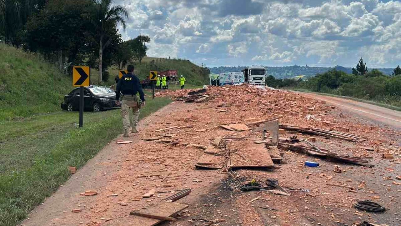 Foto: Acidente com carga de tijolos causa interdição parcial da BR-277, em Guara
