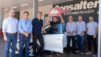 Morador de Foz do Iguaçu ganha carro zero em campanha de prêmios — Foto: H2FOZ