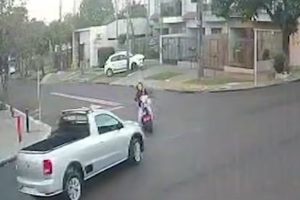 Adolescente não usava capacete ao ter sua scooter atingida por picape — Foto: Ad