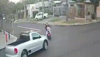 Adolescente não usava capacete ao ter sua scooter atingida por picape — Foto: Ad