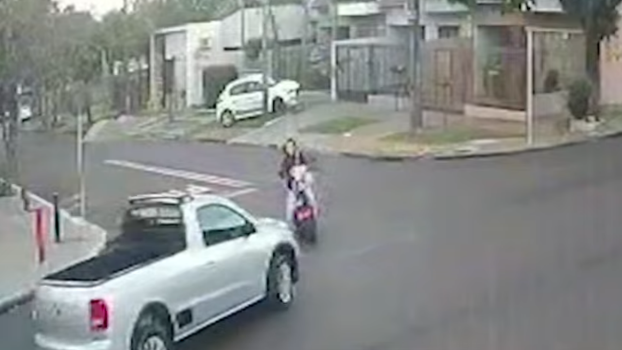 Adolescente não usava capacete ao ter sua scooter atingida por picape — Foto: Ad