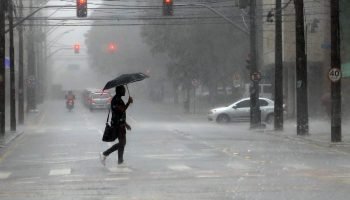 Foto: O alerta de tempestade vai atingir 221 cidades do Paraná (Foto: Gilson Abr