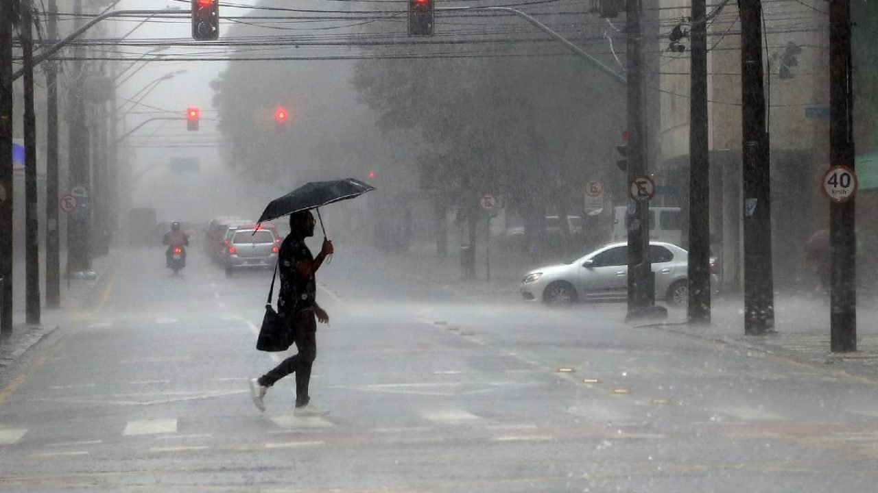 Foto: O alerta de tempestade vai atingir 221 cidades do Paraná (Foto: Gilson Abr