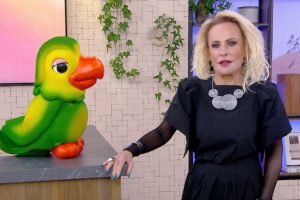 Ana Maria Braga chorando no Mais Você ao lado de Louro — Foto: 1 de 1 Imagem col
