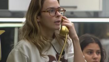 Imagem colorida de Ana Paula atendendo o Big Fone no BBB 26 — Foto: 1 de 1 Image