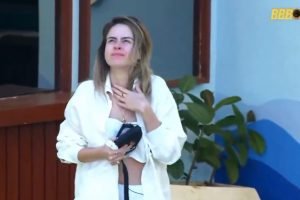 Ana Paula Renault no BBB 26 em imagem colorida, usando roupa toda branca — Foto: