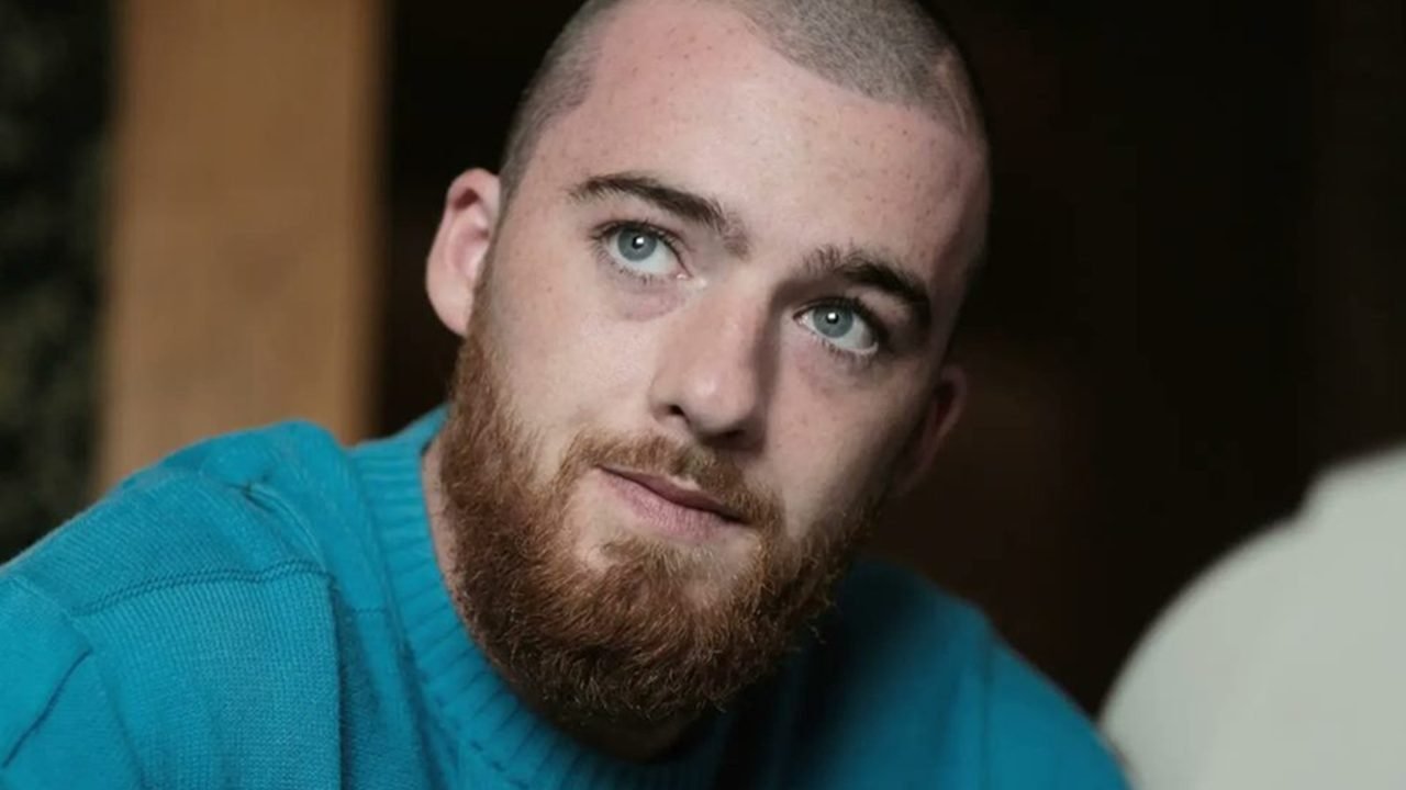 Foto colorida de Angus Cloud. O ator está de cabelo raspado e usa moletom. — Fot