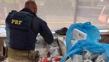 Van paraguaia interceptada pela Polícia Rodoviária Federal — Foto: H2FOZ