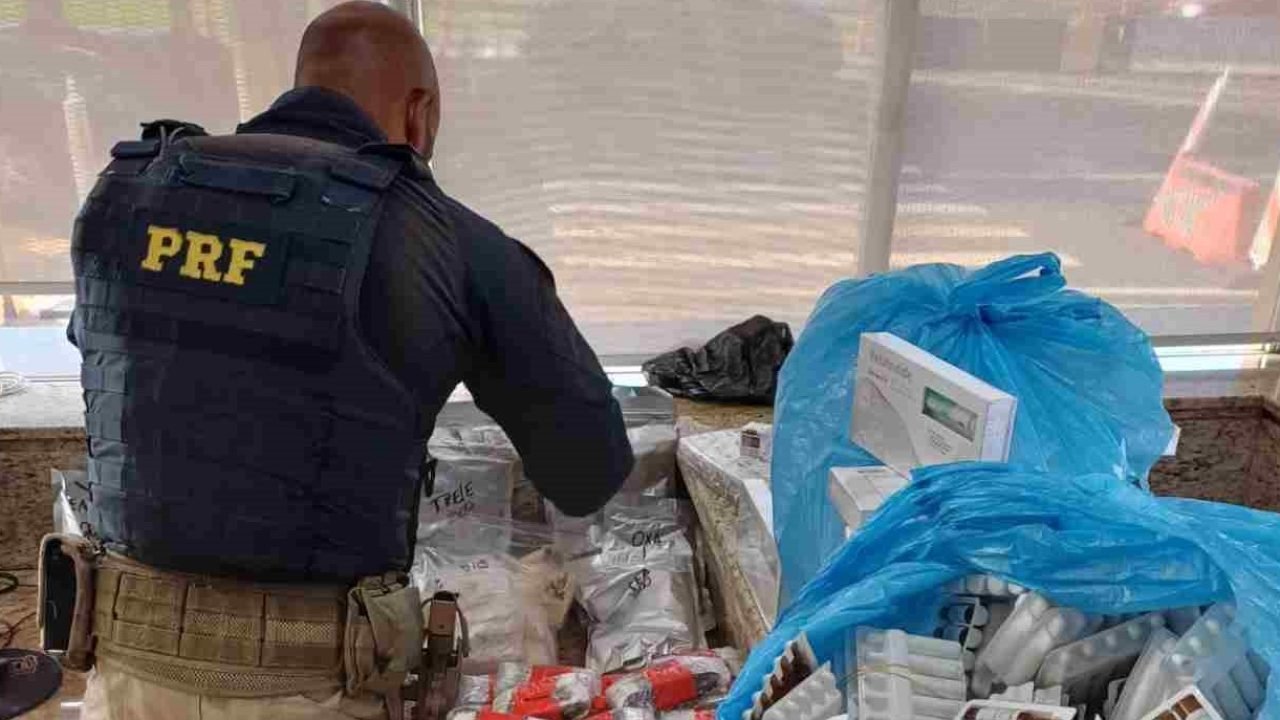 Van paraguaia interceptada pela Polícia Rodoviária Federal — Foto: H2FOZ