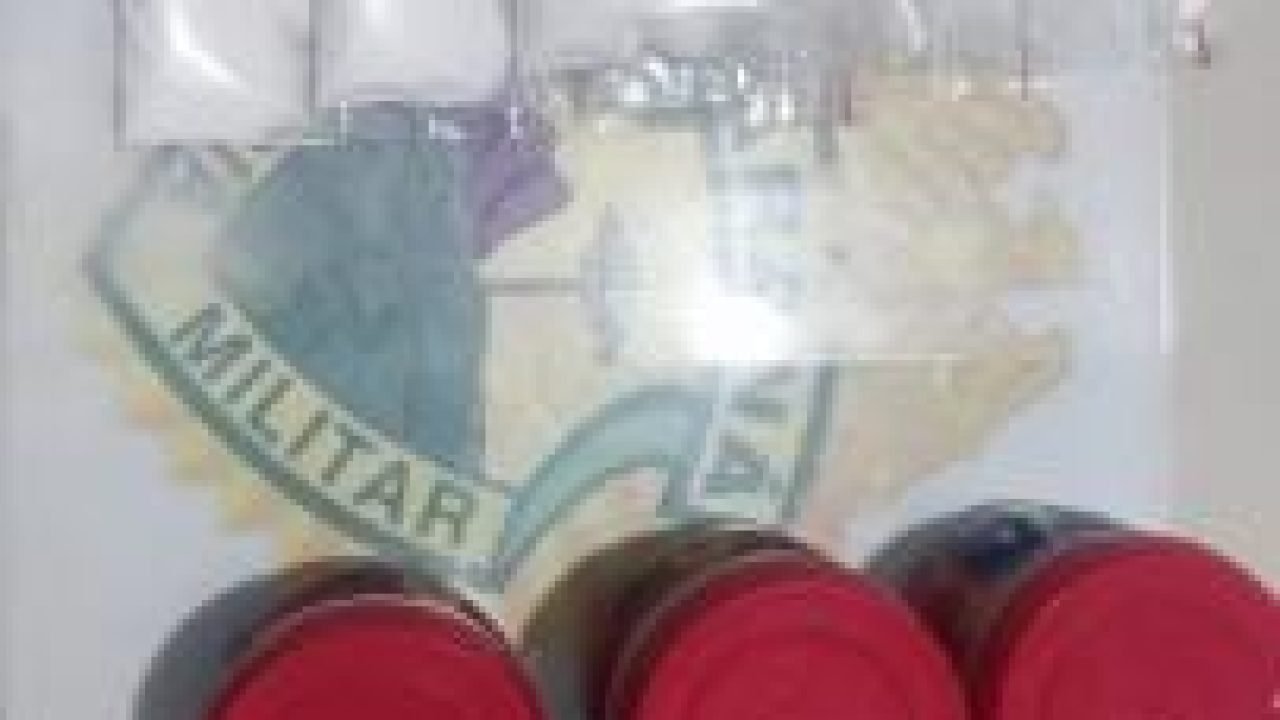 Policiais militares detiveram um homem por suspeita de tráfico de drogas e embri