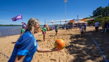 Veranistas se divertem nas praias de água doce da costa noroeste do Paraná — Fot