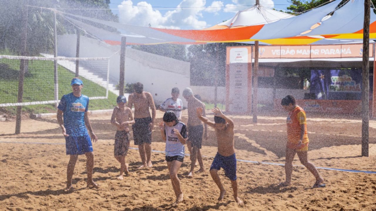 Crianças se divertem na Arena de Esportes do Verão Maior Paraná em Porto Rico —