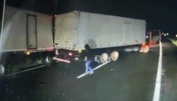 Carreta que tombou sobre van na BR-116 — Foto: De acordo com o relato do motoris