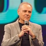 Foto: 1 de 1 Imagem colorida de Luis Roberto sentado falando em um microfone - M