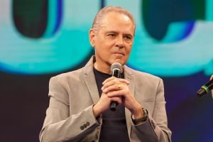 Foto: 1 de 1 Imagem colorida de Luis Roberto sentado falando em um microfone - M