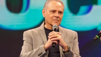 Foto: 1 de 1 Imagem colorida de Luis Roberto sentado falando em um microfone - M