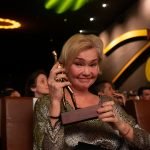 atriz-julia-lemmertz-e-homenageada-com-trofeu-candango-durante-o-59o-festival-de-brasilia-do-cinema-brasileiro-metropoles-4-scaled-1