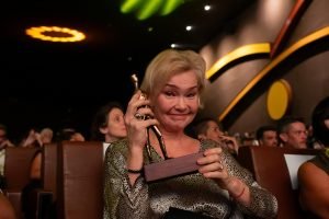atriz-julia-lemmertz-e-homenageada-com-trofeu-candango-durante-o-59o-festival-de-brasilia-do-cinema-brasileiro-metropoles-4-scaled-1