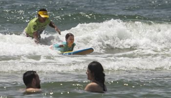 Escolinha de Surfe em Ipanema — Foto: Governo do Paraná