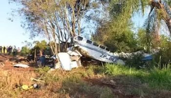 Avião bimotor caiu em uma pequena vila de moradores no Paraguai — Foto: Avião bi
