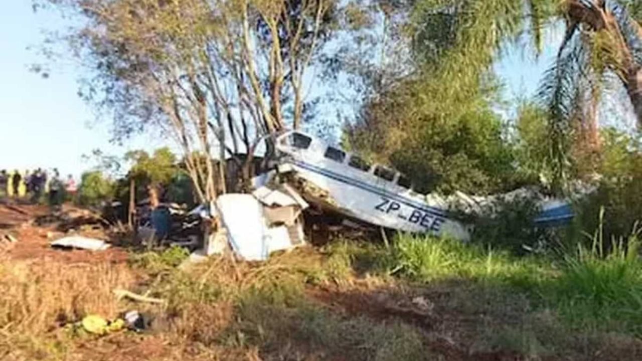 Avião bimotor caiu em uma pequena vila de moradores no Paraguai — Foto: Avião bi