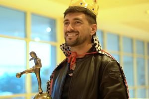 Arrascaeta recebe o troféu de Rei da América 2025 — Foto: Reprodução / Youtube E