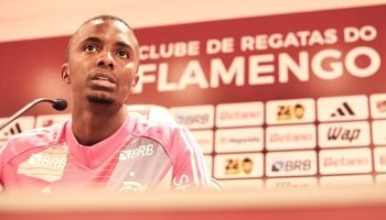 Andrew foi apresentado pelo Flamengo — Foto: Gilvan de Souza / FlamengoAndrew fo