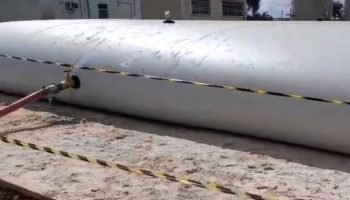 Flexitank em Pontal do Paraná — Foto: Governo do Paraná