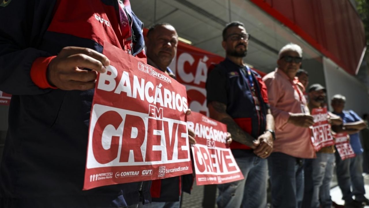 bancarios-fazem-paralisacao-nacional-de-24-horas-n006675820202608201350.jpg