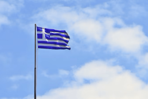 bandeira-da-grecia-voando-no-vento-e-ceu-azul-fundo-de-verao-para-viagens-e-ferias-grecia-creta_1161-704