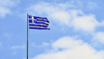 bandeira-da-grecia-voando-no-vento-e-ceu-azul-fundo-de-verao-para-viagens-e-ferias-grecia-creta_1161-704