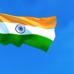 bandeira-da-india-sobre-a-renderizacao-3d-de-fundo-de-ceu-azul_35913-993