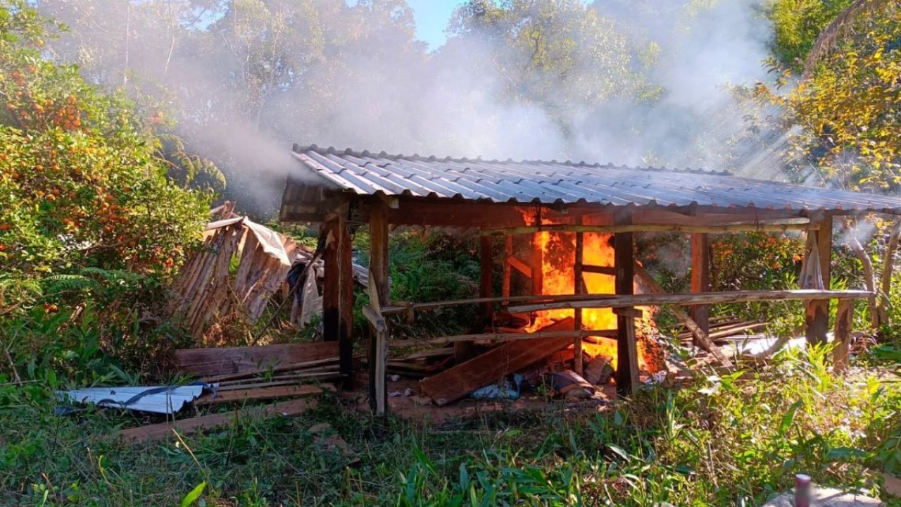barracao-cacadores-destruido