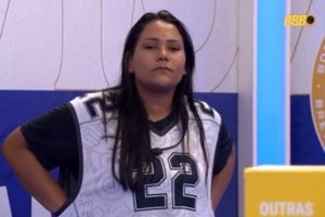 Foto: 1 de 1 Chaiany com colete da Prova do Líder no BBB 26 - Metrópoles - Foto: