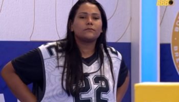 Foto: 1 de 1 Chaiany com colete da Prova do Líder no BBB 26 - Metrópoles - Foto: