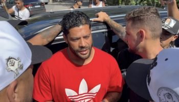 Hulk parou para falar com torcedores que protestavam em frente à Cid — Foto: Luc
