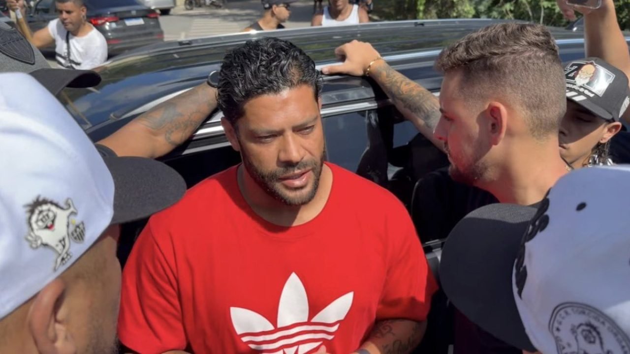 Hulk parou para falar com torcedores que protestavam em frente à Cid — Foto: Luc