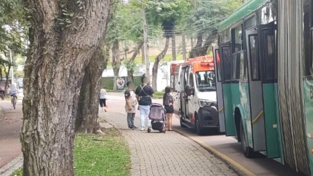 bebe-cai-carrinho-onibus-curitiba1-960x592-1