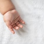 A criança foi encontrada sem sinais vitais pela própria mãe. — Foto: A criança f