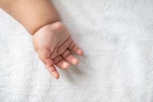 A criança foi encontrada sem sinais vitais pela própria mãe. — Foto: A criança f