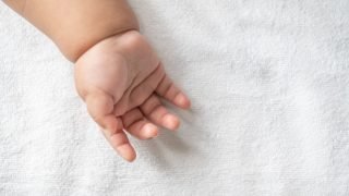 A criança foi encontrada sem sinais vitais pela própria mãe. — Foto: A criança f