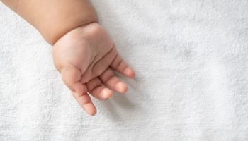 A criança foi encontrada sem sinais vitais pela própria mãe. — Foto: A criança f