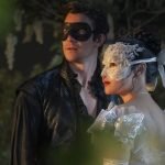 Foto: 1 de 1 Benedict e Sophie, de Bridgerton, estão mascarados e olham para a m